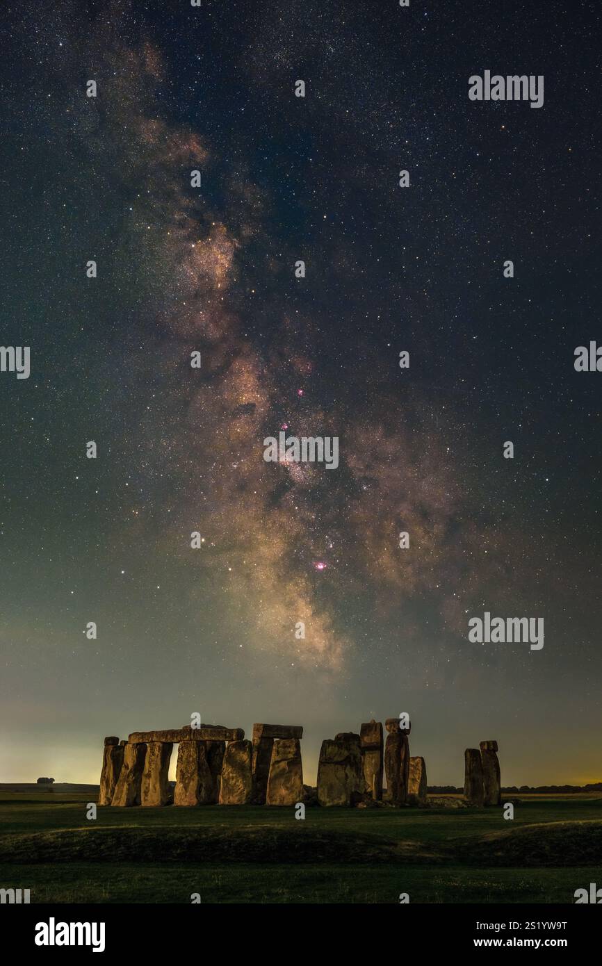 La voie lactée Stonehenge. 15 images du ciel suivi, 2 minutes à f/5,6, ISO 500, 11 sombres, 1 image du sol, 2 minutes à f/5,6, ISO 500 Banque D'Images