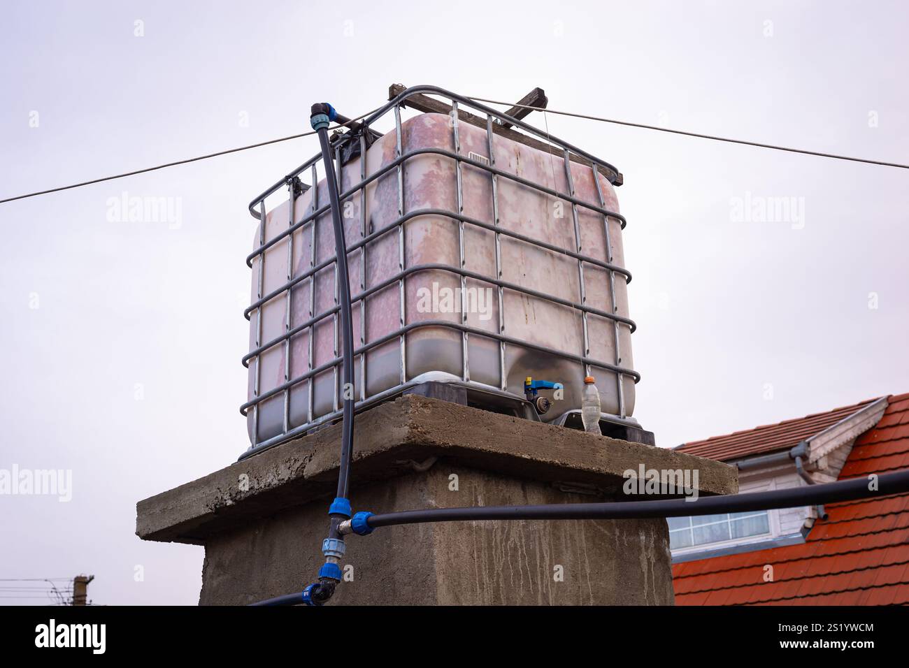 Réservoir d'eau placé en hauteur avec une capacité d'un mètre cube ou mille litres d'eau, pour l'approvisionnement en eau dans une serre de loisir. Banque D'Images