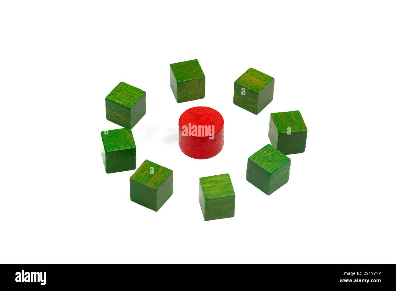 Concept de travail d'équipe : bloc de bois rond rouge entouré de cubes verts – métaphore du leadership et de la collaboration – vue latérale Banque D'Images