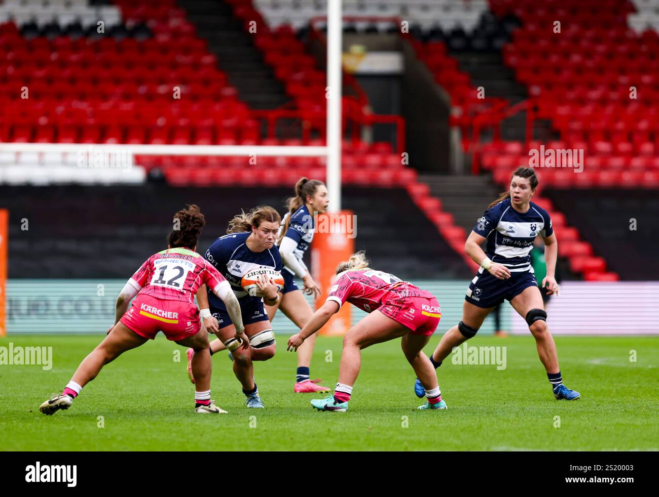 Delaney Burns de Bristol est sur le point d'être doublé par Tatyana Heard et Georgia Brock of de Gloucester lors du PWR match à Ashton Gate, Bristol bris Banque D'Images
