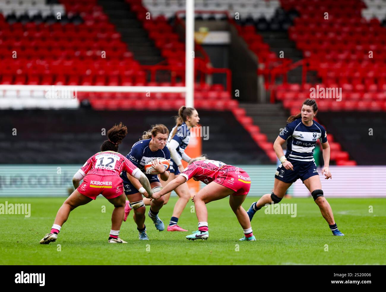 Delaney Burns de Bristol est sur le point d'être doublé par Tatyana Heard et Georgia Brock of de Gloucester lors du PWR match à Ashton Gate, Bristol bris Banque D'Images