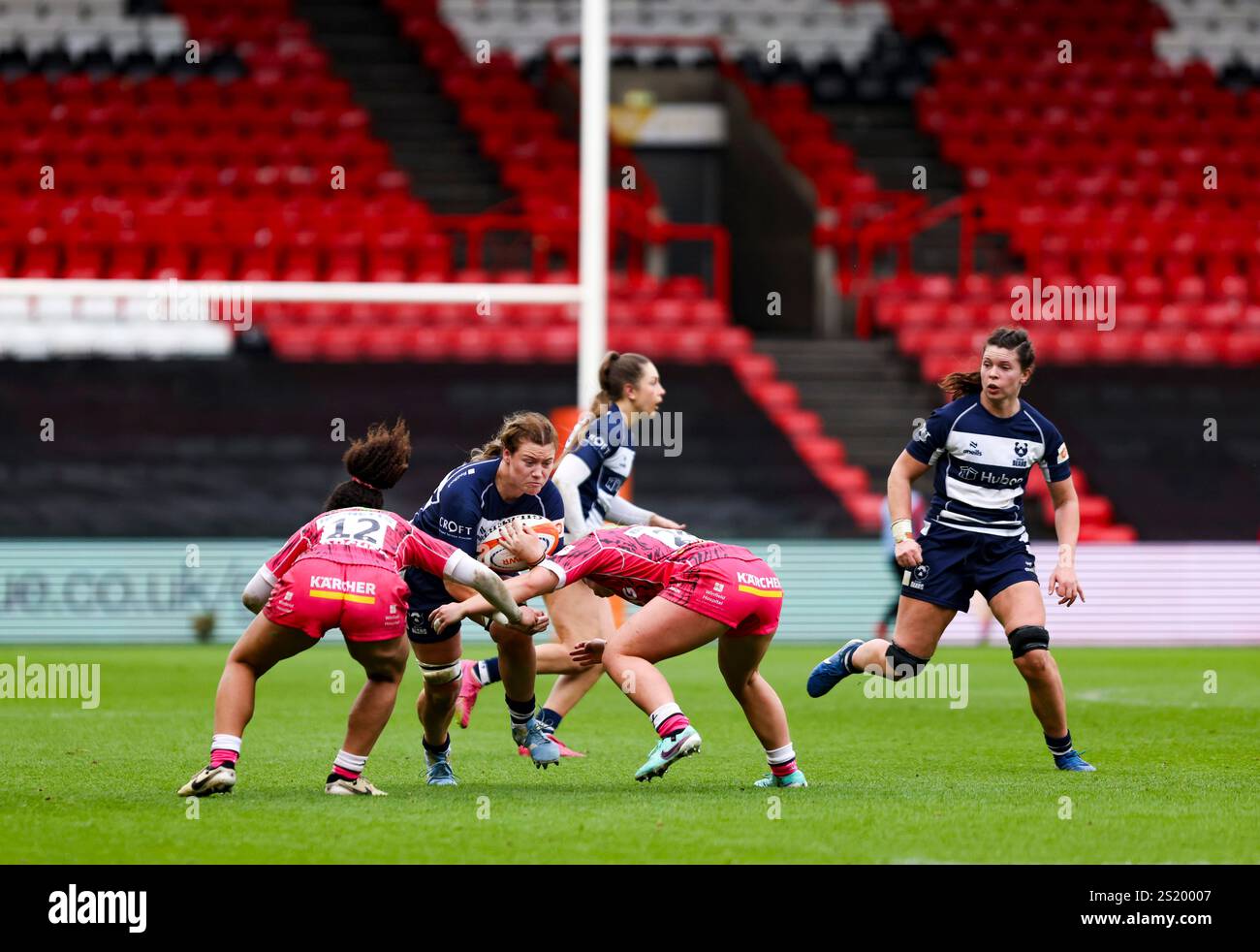 Delaney Burns de Bristol est sur le point d'être doublé par Tatyana Heard et Georgia Brock of de Gloucester lors du PWR match à Ashton Gate, Bristol bris Banque D'Images