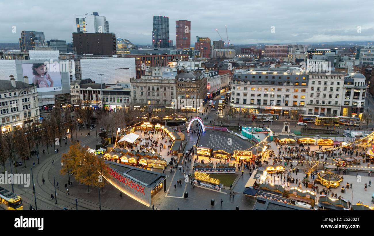 Vue aérienne des marchés de Noël de Piccadilly Gardens Banque D'Images