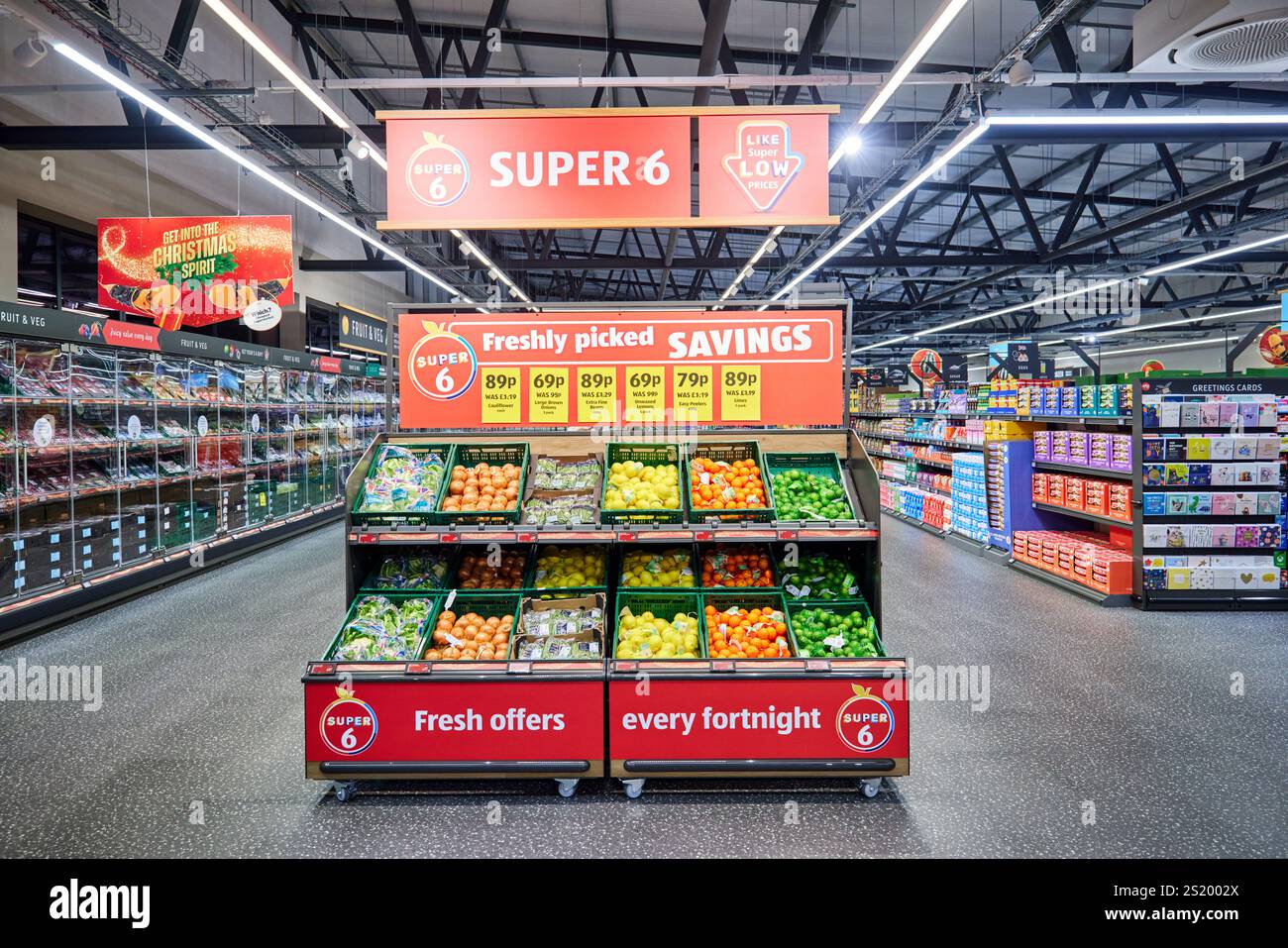 Aldi Ashton à Makerfield près de l'entrée Wigan Super 6 et allée des fruits et légumes Banque D'Images