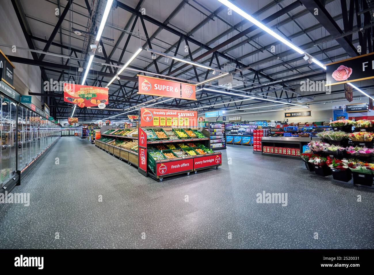Aldi Ashton à Makerfield près de l'entrée Wigan Super 6 et allée des fruits et légumes Banque D'Images