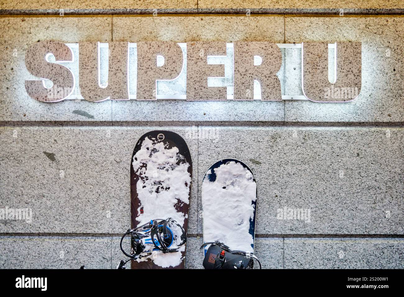 Scènes hivernales à la station de ski de Chamonix-Mont-Blanc dans les Alpes françaises, panneau Super U supermarché Banque D'Images