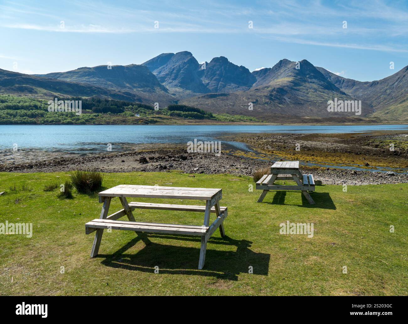 Bla Bheinn (Blaven) et Black Cuillin Mountains sur l'île de Skye avec Loch Slapin et tables de pique-nique au premier plan, Écosse, Royaume-Uni Banque D'Images