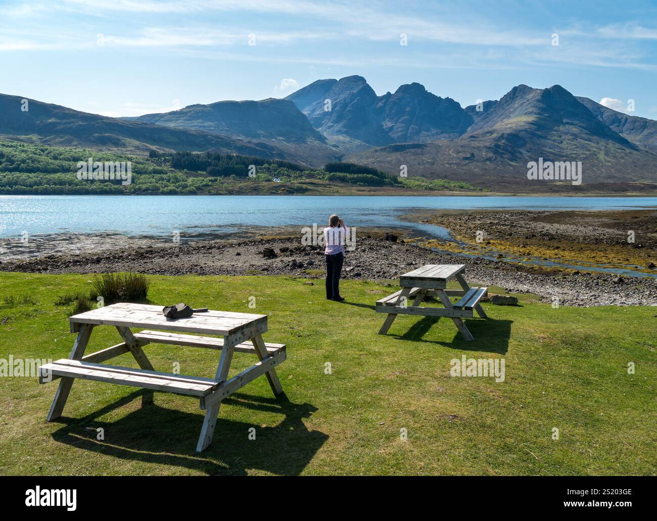 Bla Bheinn (Blaven) et Black Cuillin Mountains sur l'île de Skye avec Loch Slapin et tables de pique-nique au premier plan, Écosse, Royaume-Uni Banque D'Images