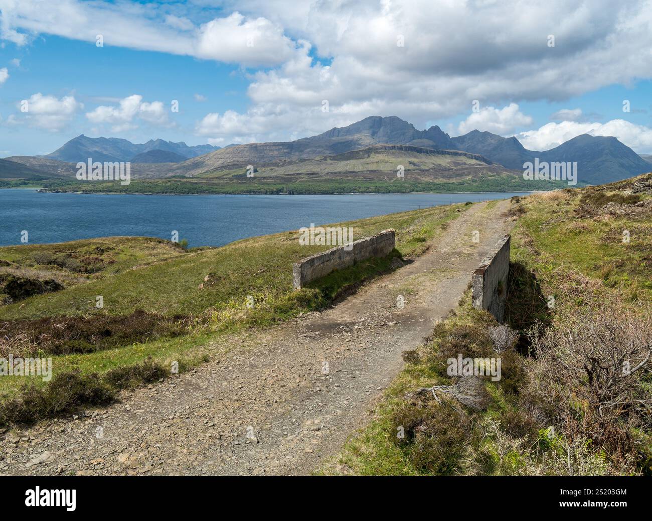 La piste de retour du village déserté de Suisnish regardant en arrière vers Torrin avec les montagnes Cuillin au-delà, île de Skye, Écosse, Royaume-Uni Banque D'Images