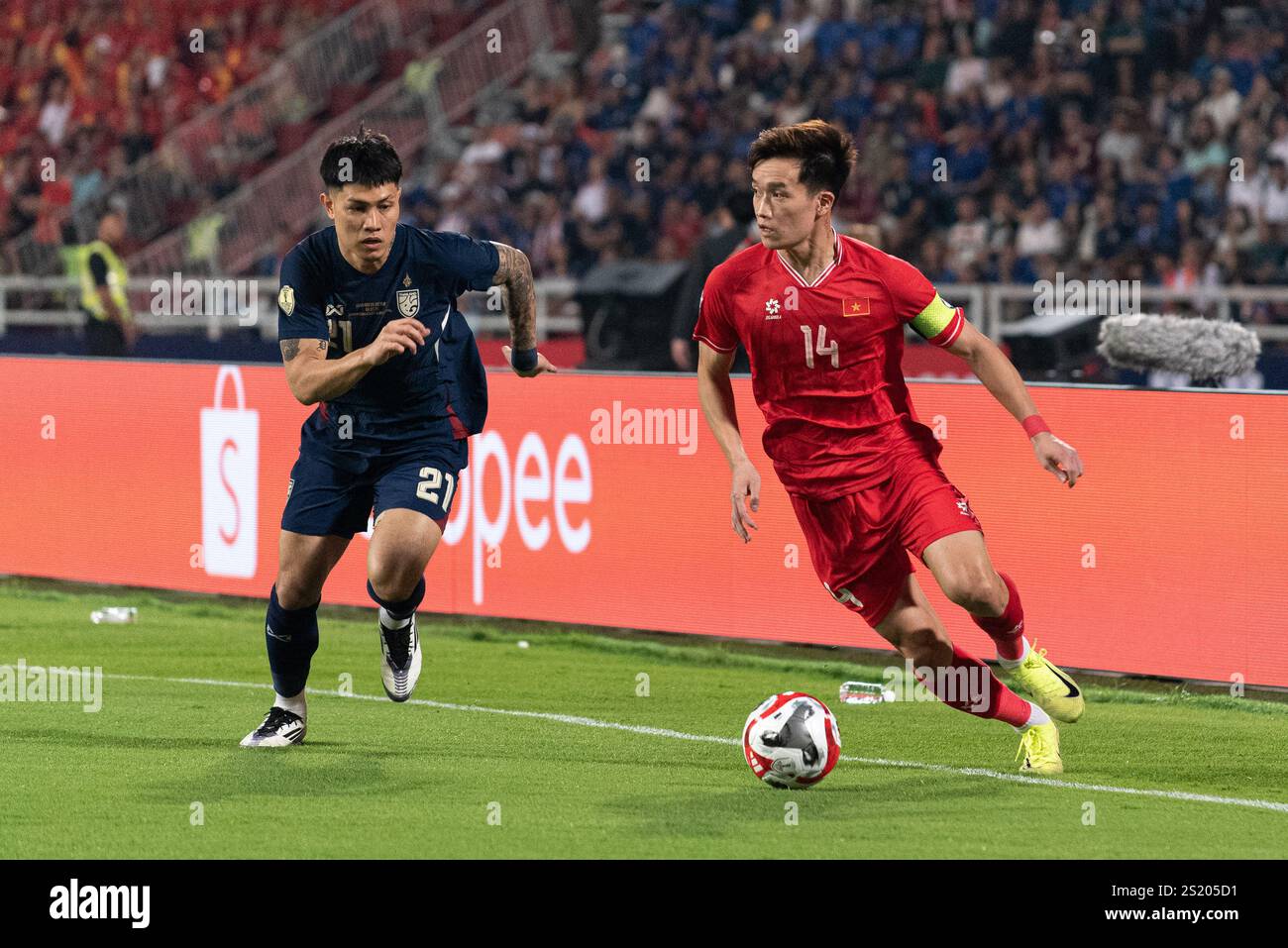 Bangkok, Thaïlande. 05 janvier 2025. Nguyen Hoang Duc #14 du Vietnam et Suphanan Bureerat #21 de Thaïlande vus en action lors de la finale de la Coupe de l'ASEAN 2024 entre la Thaïlande et le Vietnam au stade national Rajamangala. Score final ; Thaïlande 2 : 3 Vietnam (le Vietnam a gagné sur l'agrégat 5 : 3). (Photo de Peerapon Boonyakiat/SOPA images/SIPA USA) crédit : SIPA USA/Alamy Live News Banque D'Images