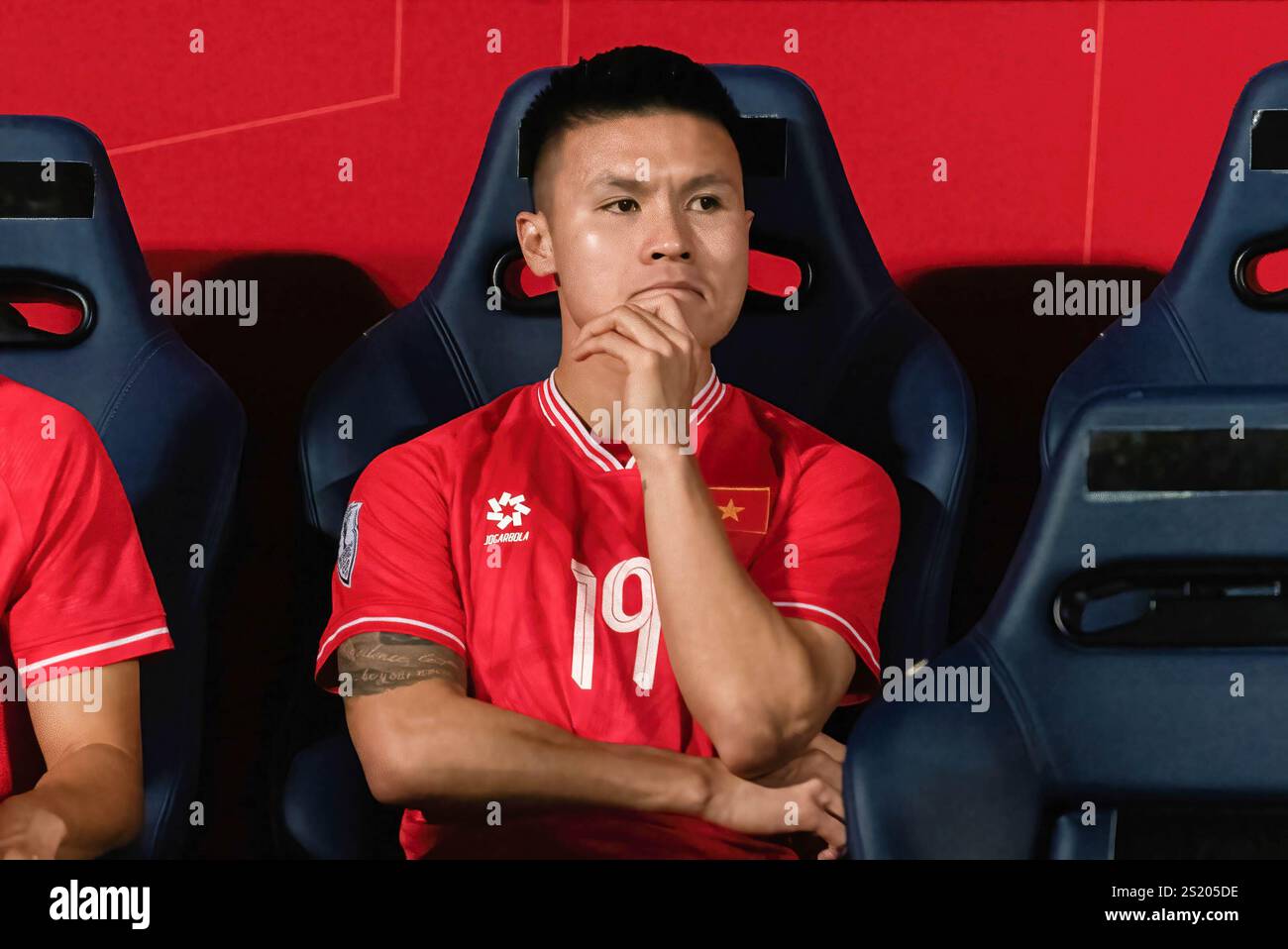 Bangkok, Thaïlande. 05 janvier 2025. Nguyen Quang Hai #19 du Vietnam vu en action lors de la finale de la Coupe de l'ASEAN 2024 entre la Thaïlande et le Vietnam au stade national Rajamangala. Score final ; Thaïlande 2 : 3 Vietnam (le Vietnam a gagné sur l'agrégat 5 : 3). (Photo de Peerapon Boonyakiat/SOPA image/SIPA USA) crédit : SIPA USA/Alamy Live News Banque D'Images