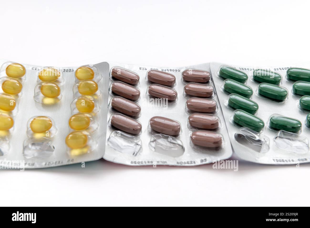 Glucosamine, Oméga 3 et curcuma comprimés de suppléments de santé pour le traitement de l'arthrose isolée sur blanc. Banque D'Images