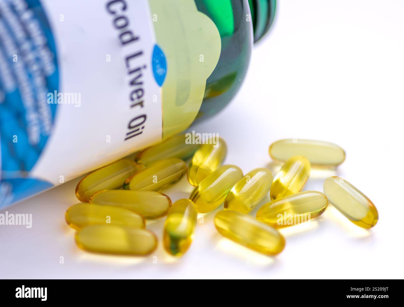 Capsules d'huile de foie de morue supplément de santé pour l'arthrite isolé sur blanc. Banque D'Images