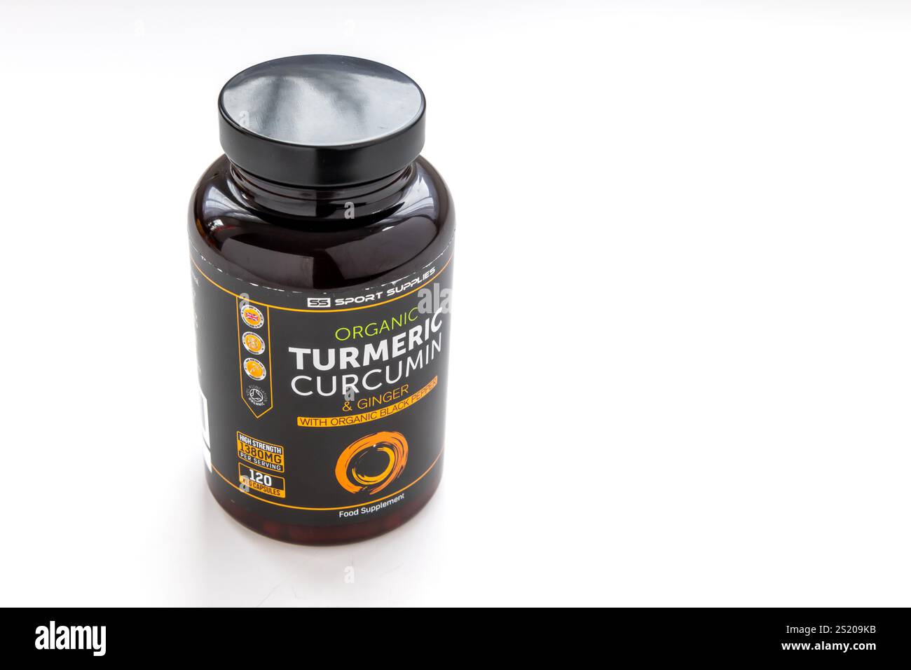 Londres. UK-01.01.2025. Une bouteille de comprimés de curcumine biologique de curcuma isolé sur blanc. Banque D'Images
