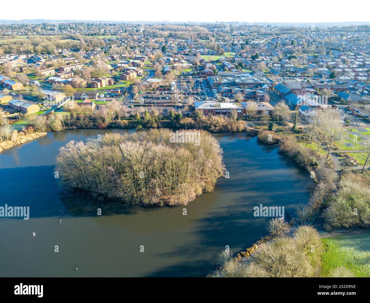 Prise de vue aérienne par drone du lac supérieur et du centre du village de Perton dans le sud du Staffordshire près de Wolverhampton en Angleterre, Royaume-Uni Banque D'Images