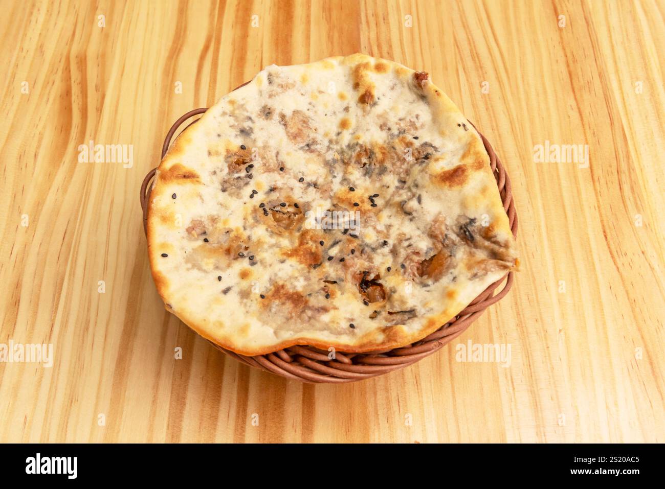 Le pain naan est une nourriture polyvalente, savoureuse et appréciée dans la cuisine asiatique et internationale Banque D'Images Le pain naan est une nourriture polyvalente, savoureuse et appréciée dans la cuisine asiatique et internationale Banque D'Images