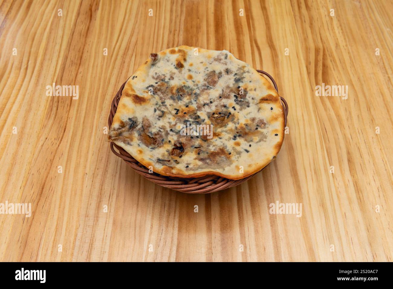 Le pain naan est un aliment polyvalent, savoureux et apprécié dans la cuisine asiatique et internationale, qui ajoute une touche spéciale à tout repas et peut être apprécié Banque D'Images Le pain naan est un aliment polyvalent, savoureux et apprécié dans la cuisine asiatique et internationale, qui ajoute une touche spéciale à tout repas et peut être apprécié Banque D'Images
