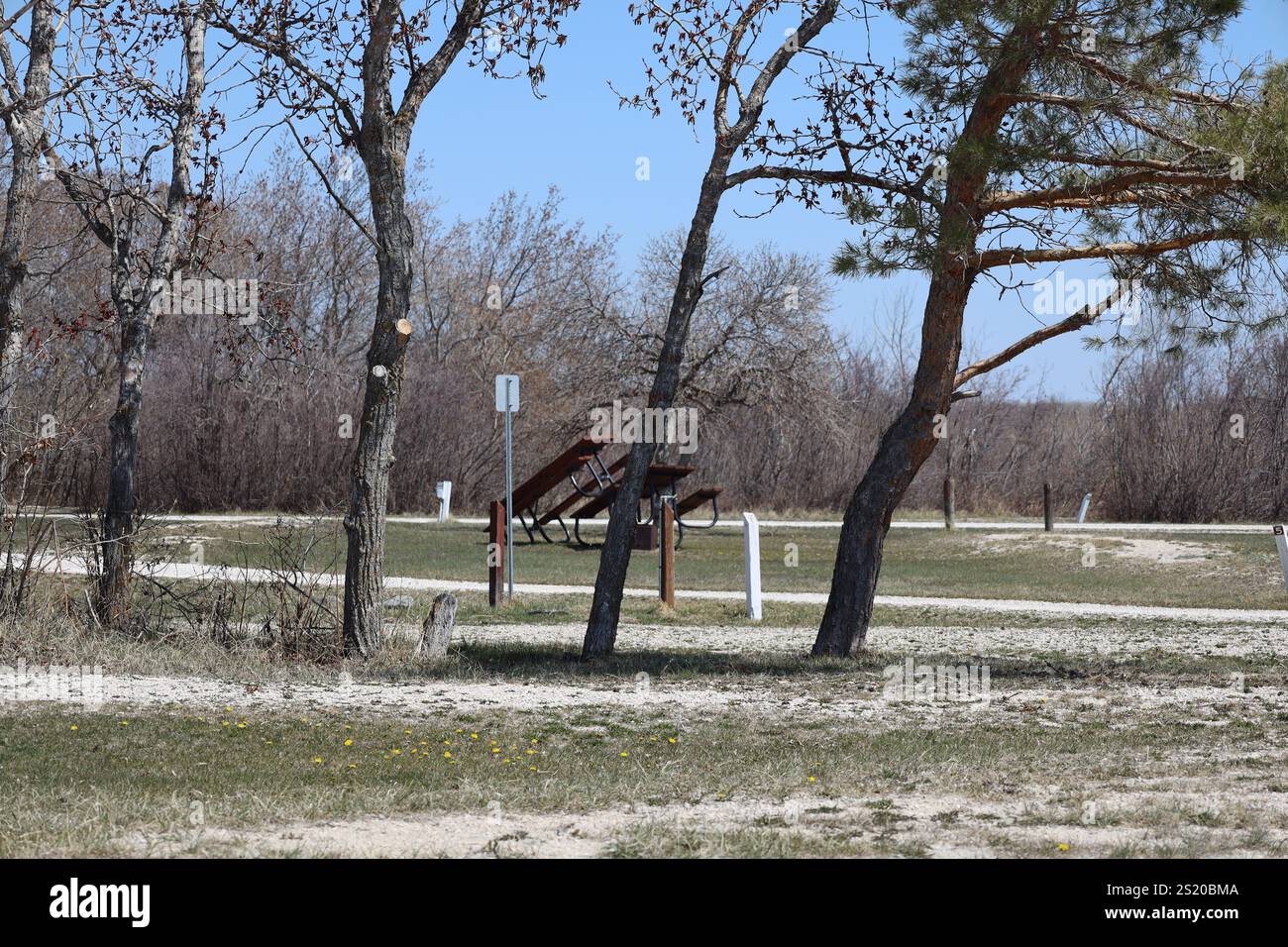 parc sablonneux avec tables de pique-nique entreposées pour l'hiver pour garder la neige et la glace hors de portée Banque D'Images