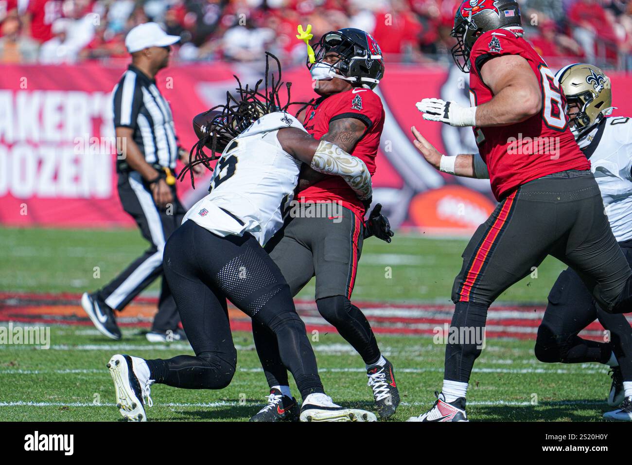 Tampa Bay, Floride, États-Unis, 5 janvier 2025, Bucky Irving #7 de Tampa Bay Buccaneers est attaqué au Raymond James Stadium. (Crédit photo : Marty Jean-Louis/Alamy Live News Banque D'Images