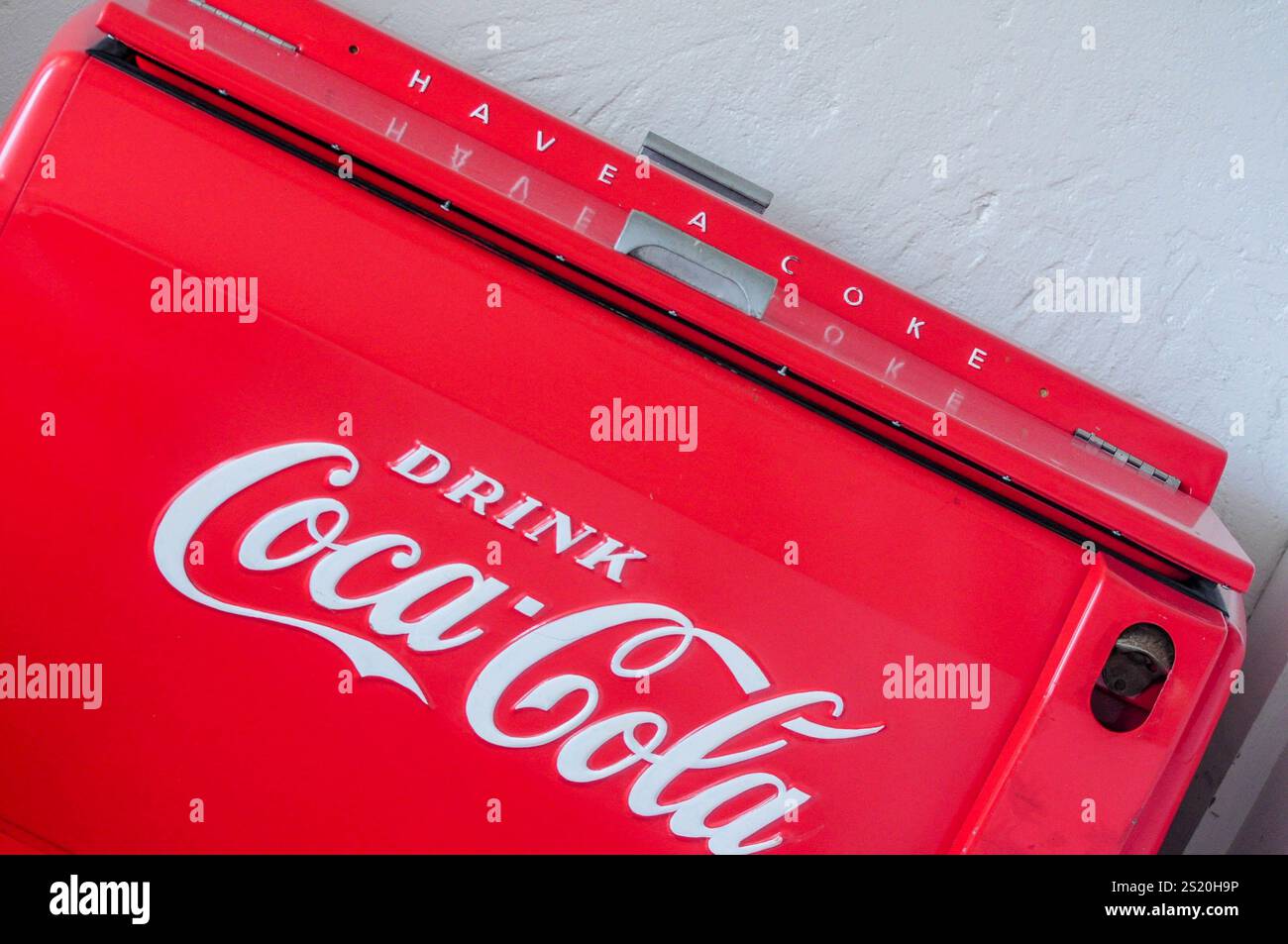 San Francisco, CA, États-Unis. 24 avril 2012 : glacière Coca-Cola vintage rouge avec texte « Have a Coke ». Banque D'Images
