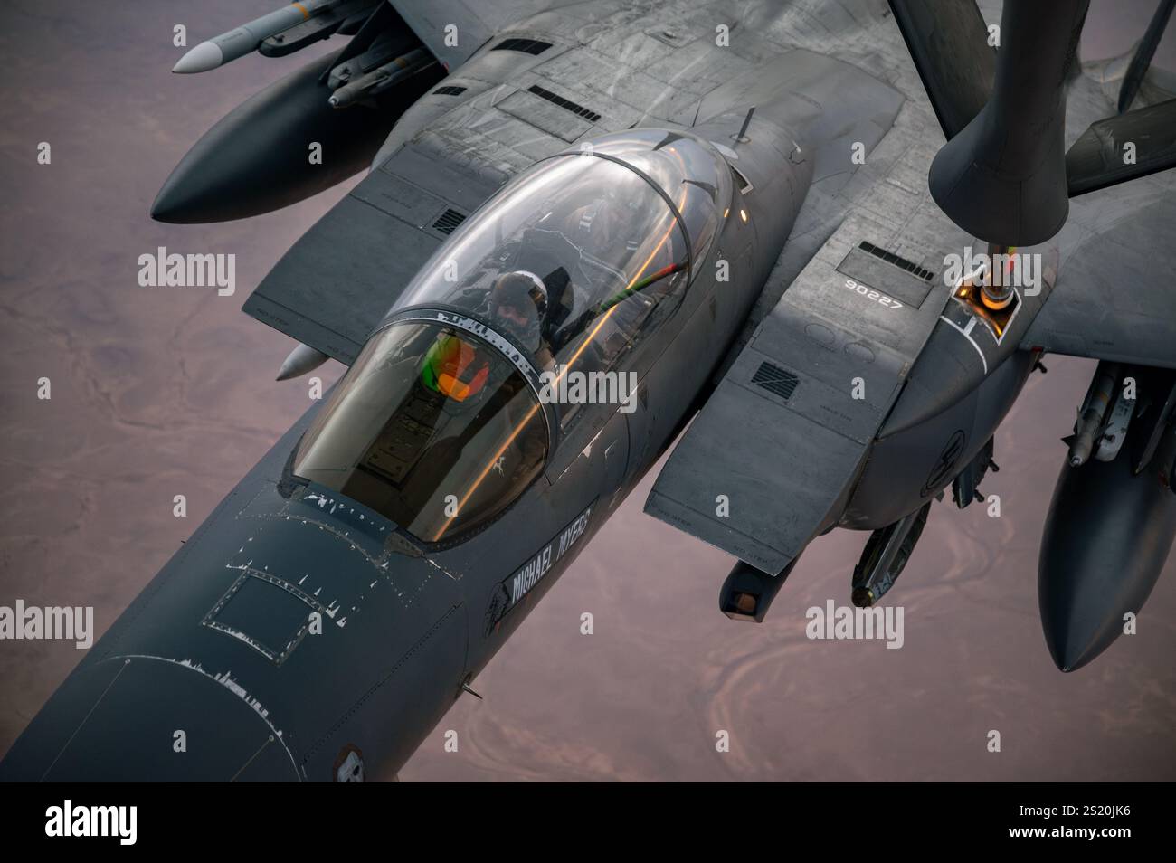 Non divulgué, CENTCOM. 26 décembre 2024. UN U. Avion de chasse F-15E Strike Eagle de la S Air Force, ravitaillement d'un avion de ravitaillement KC-135R Stratotanker lors d'une sortie dans le cadre de l'opération Prosperity Guardian, le 26 décembre 2024 au-dessus de la zone de responsabilité du commandement central des États-Unis. Crédit : SRA Zackary Willis/U. S Air Force photo/Alamy Live News Banque D'Images