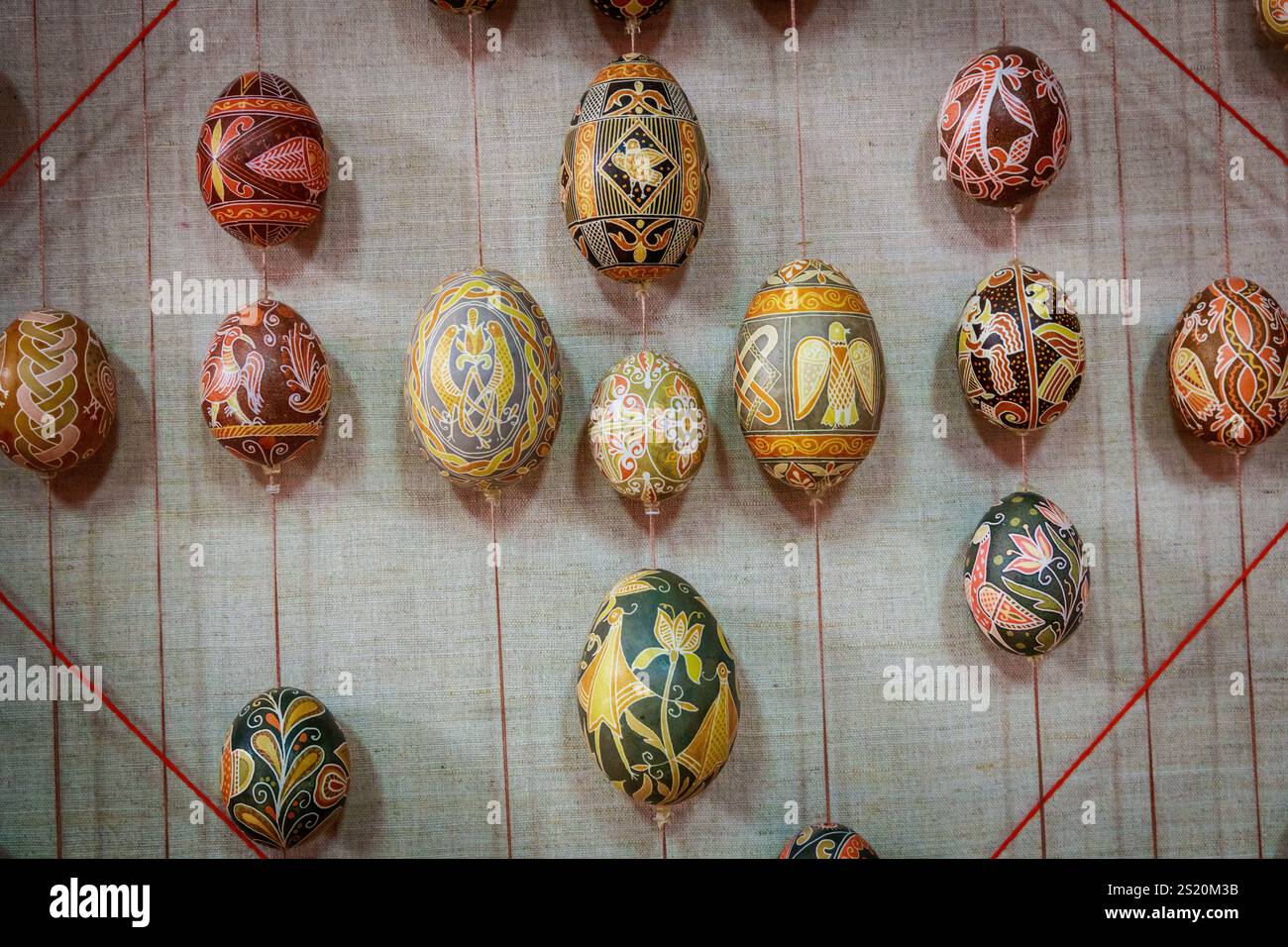 Un mur d'œufs colorés avec un motif à motifs. Les œufs sont disposés en forme de losange Banque D'Images