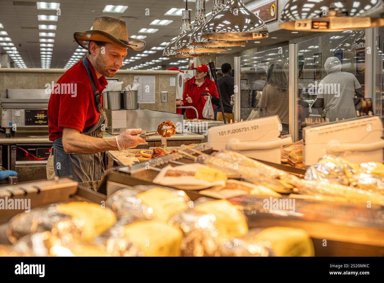 Employé de BUC-ees préparant des sandwichs barbecue hachés au centre de voyage de BUC-ees à Leeds, en Alabama, juste à l'extérieur de Birmingham. (ÉTATS-UNIS) Banque D'Images