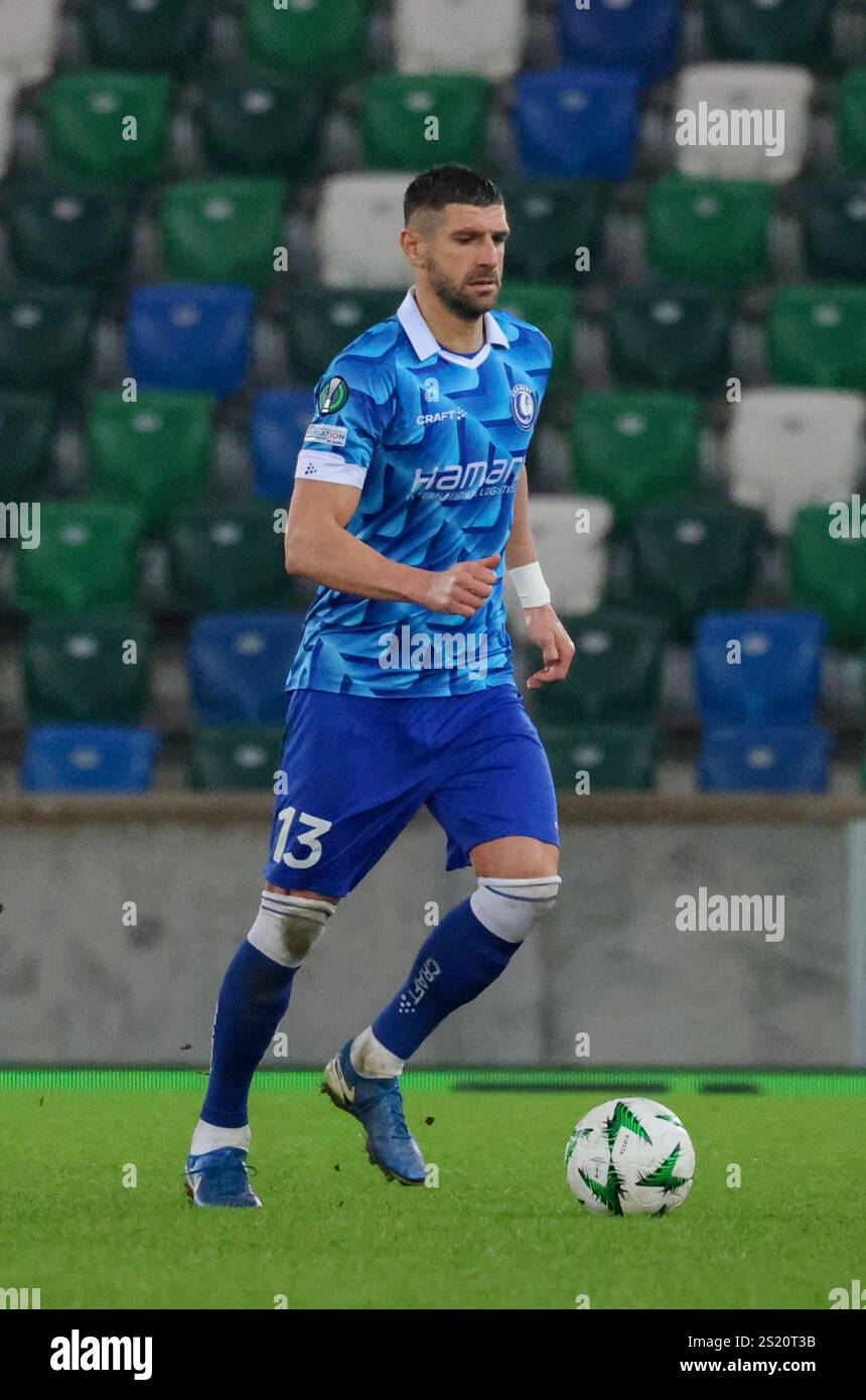 Windsor Park, Belfast, Irlande du Nord, Royaume-Uni. 19 décembre 2024. UEFA Europa Conference League (phase de Ligue – Journée 6) – Larne v KAA Gent. Stefan Mitrovic, joueur de football de KAA Gent (13 ans). Banque D'Images