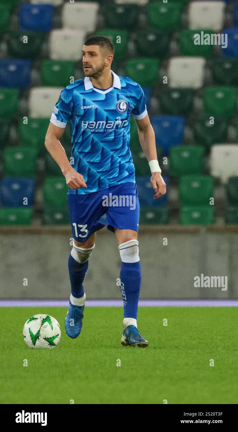Windsor Park, Belfast, Irlande du Nord, Royaume-Uni. 19 décembre 2024. UEFA Europa Conference League (phase de Ligue – Journée 6) – Larne v KAA Gent. Stefan Mitrovic, joueur de football de KAA Gent (13 ans). Banque D'Images