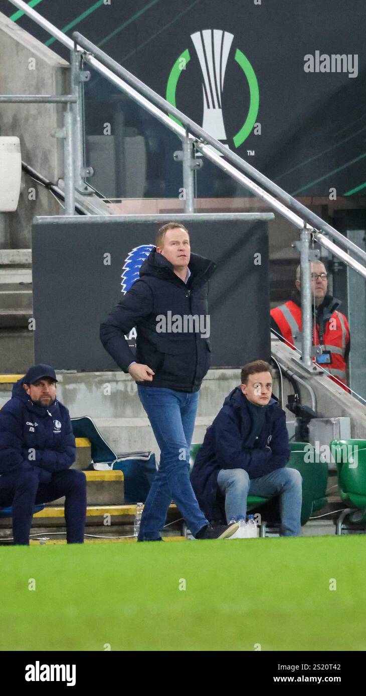 Windsor Park, Belfast, Irlande du Nord, Royaume-Uni. 19 décembre 2024. UEFA Europa Conference League (phase de Ligue – Journée 6) – Larne v KAA Gent. Entraîneur de KAA Gent, Wouter Vrancken Banque D'Images