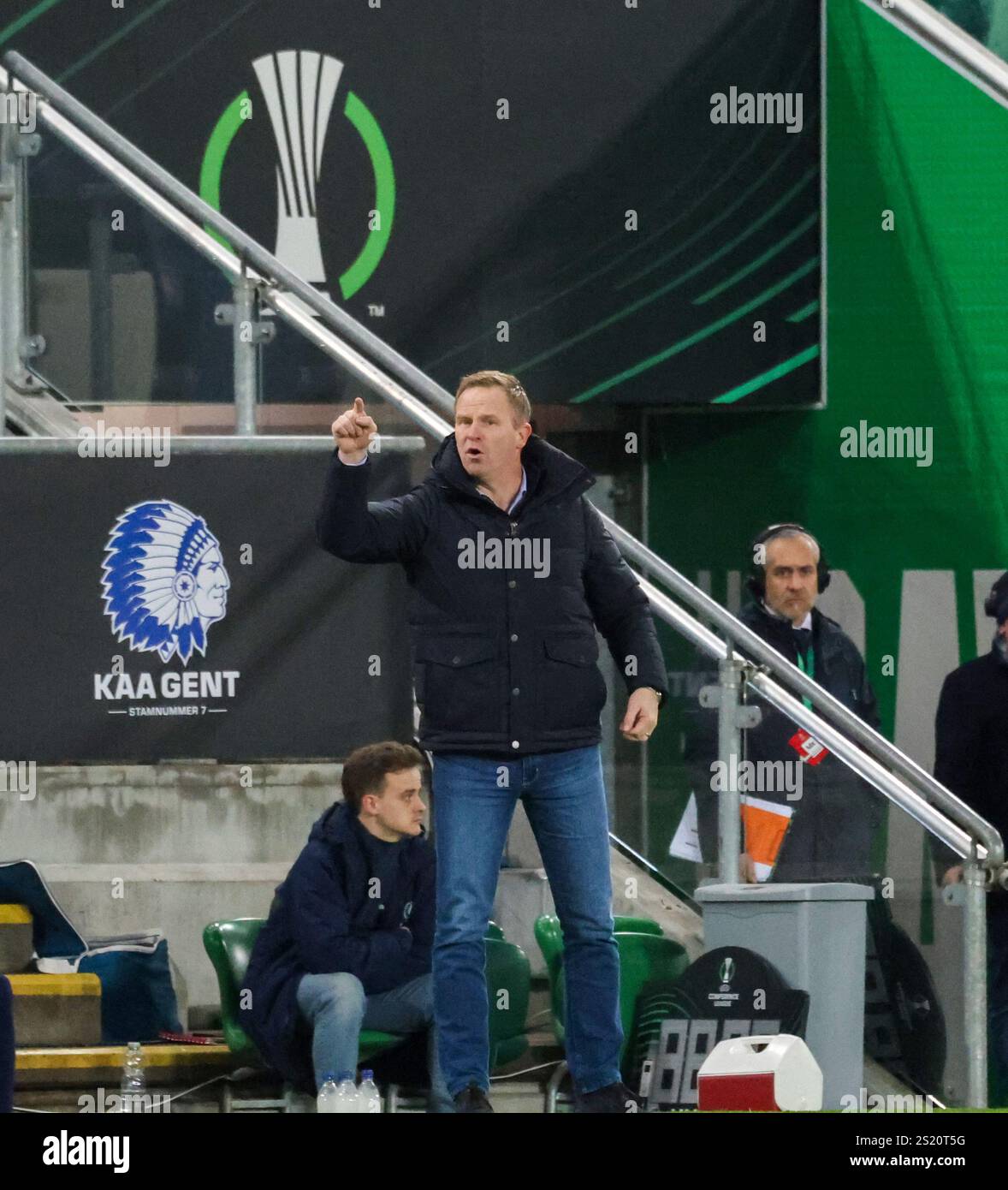 Windsor Park, Belfast, Irlande du Nord, Royaume-Uni. 19 décembre 2024. UEFA Europa Conference League (phase de Ligue – Journée 6) – Larne v KAA Gent. Entraîneur de KAA Gent, Wouter Vrancken Banque D'Images
