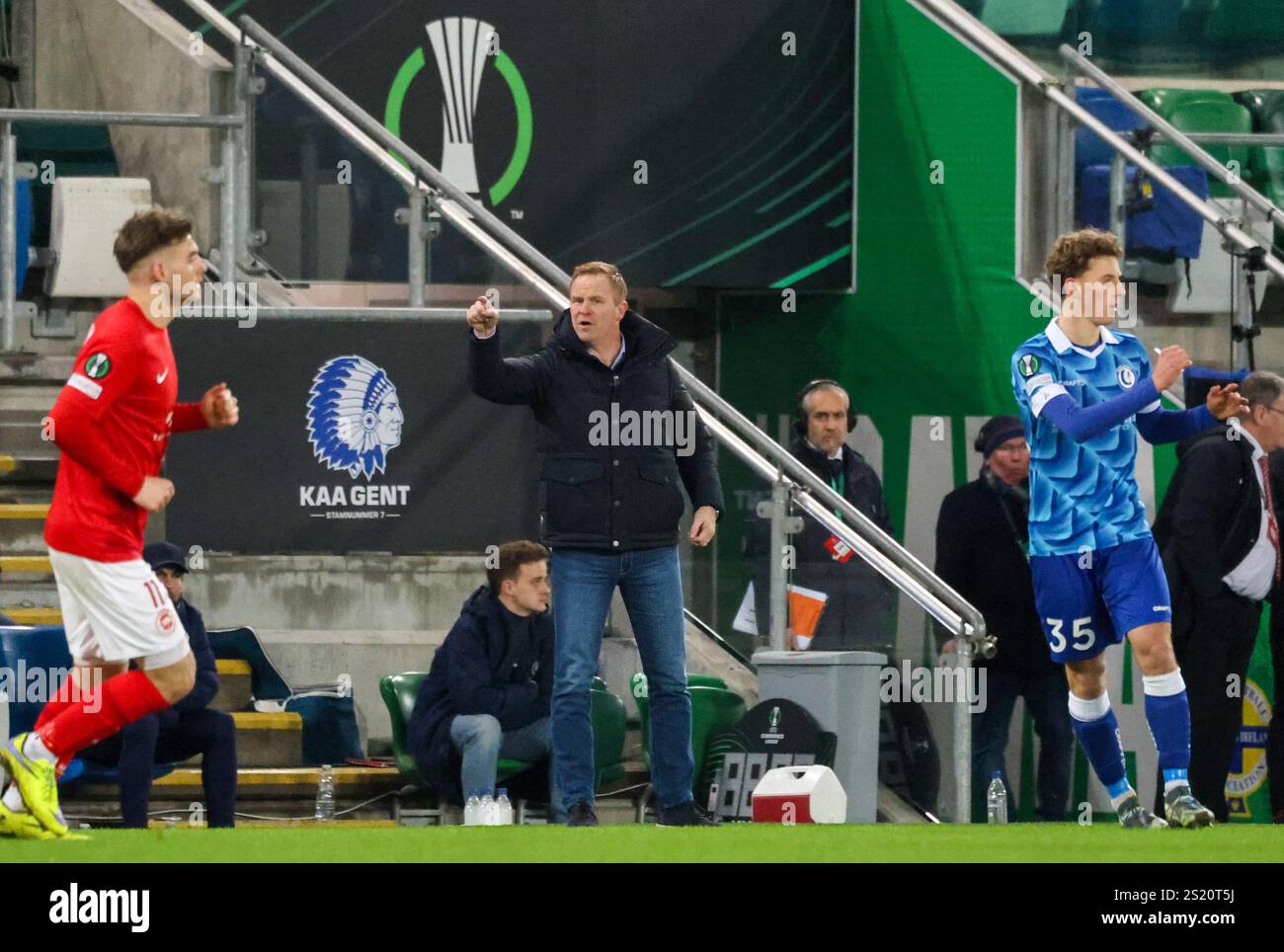 Windsor Park, Belfast, Irlande du Nord, Royaume-Uni. 19 décembre 2024. UEFA Europa Conference League (phase de Ligue – Journée 6) – Larne v KAA Gent. Entraîneur de KAA Gent, Wouter Vrancken Banque D'Images