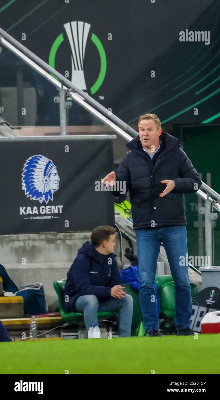 Windsor Park, Belfast, Irlande du Nord, Royaume-Uni. 19 décembre 2024. UEFA Europa Conference League (phase de Ligue – Journée 6) – Larne v KAA Gent. Entraîneur de KAA Gent, Wouter Vrancken Banque D'Images