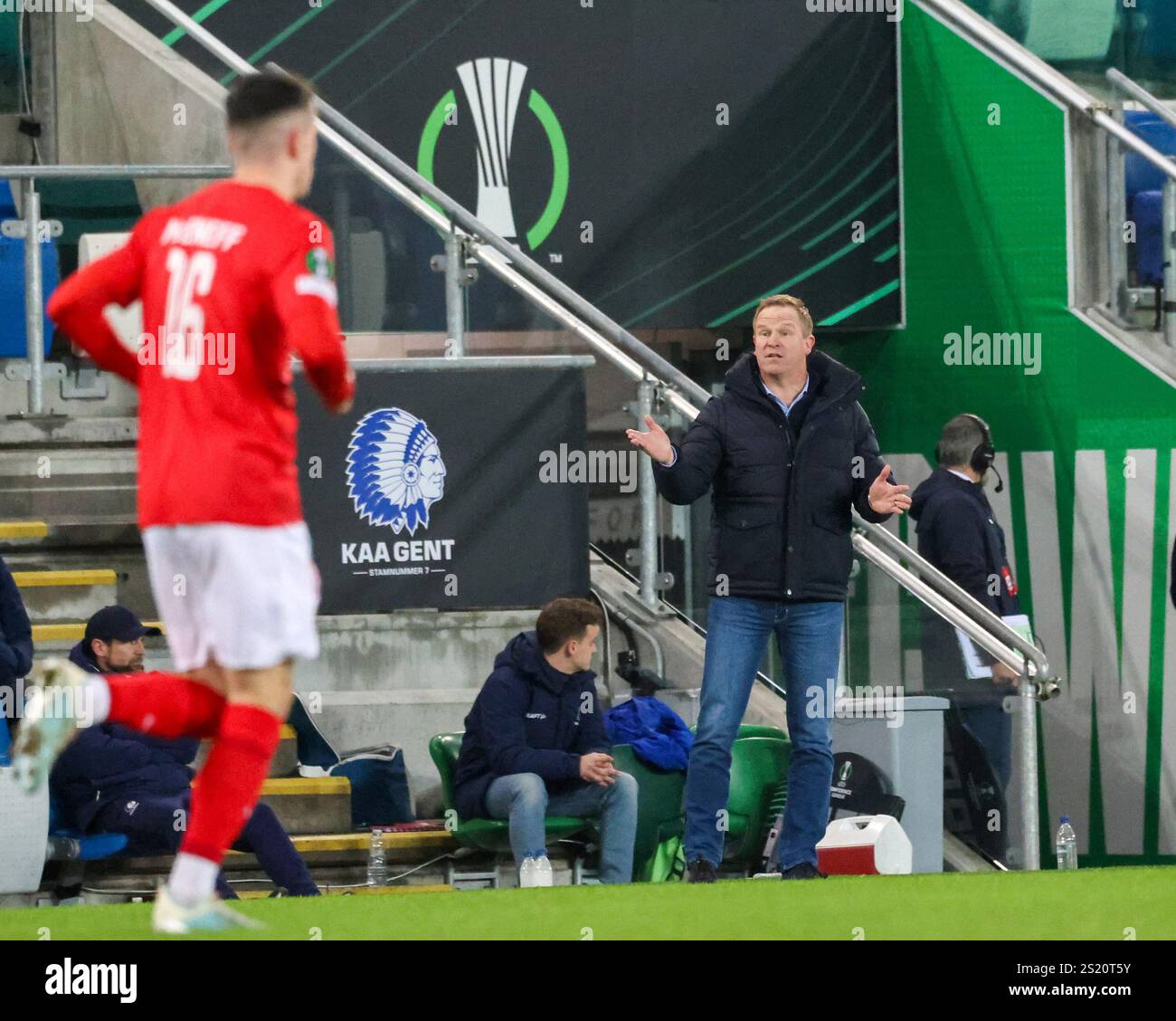 Windsor Park, Belfast, Irlande du Nord, Royaume-Uni. 19 décembre 2024. UEFA Europa Conference League (phase de Ligue – Journée 6) – Larne v KAA Gent. Entraîneur de KAA Gent, Wouter Vrancken Banque D'Images