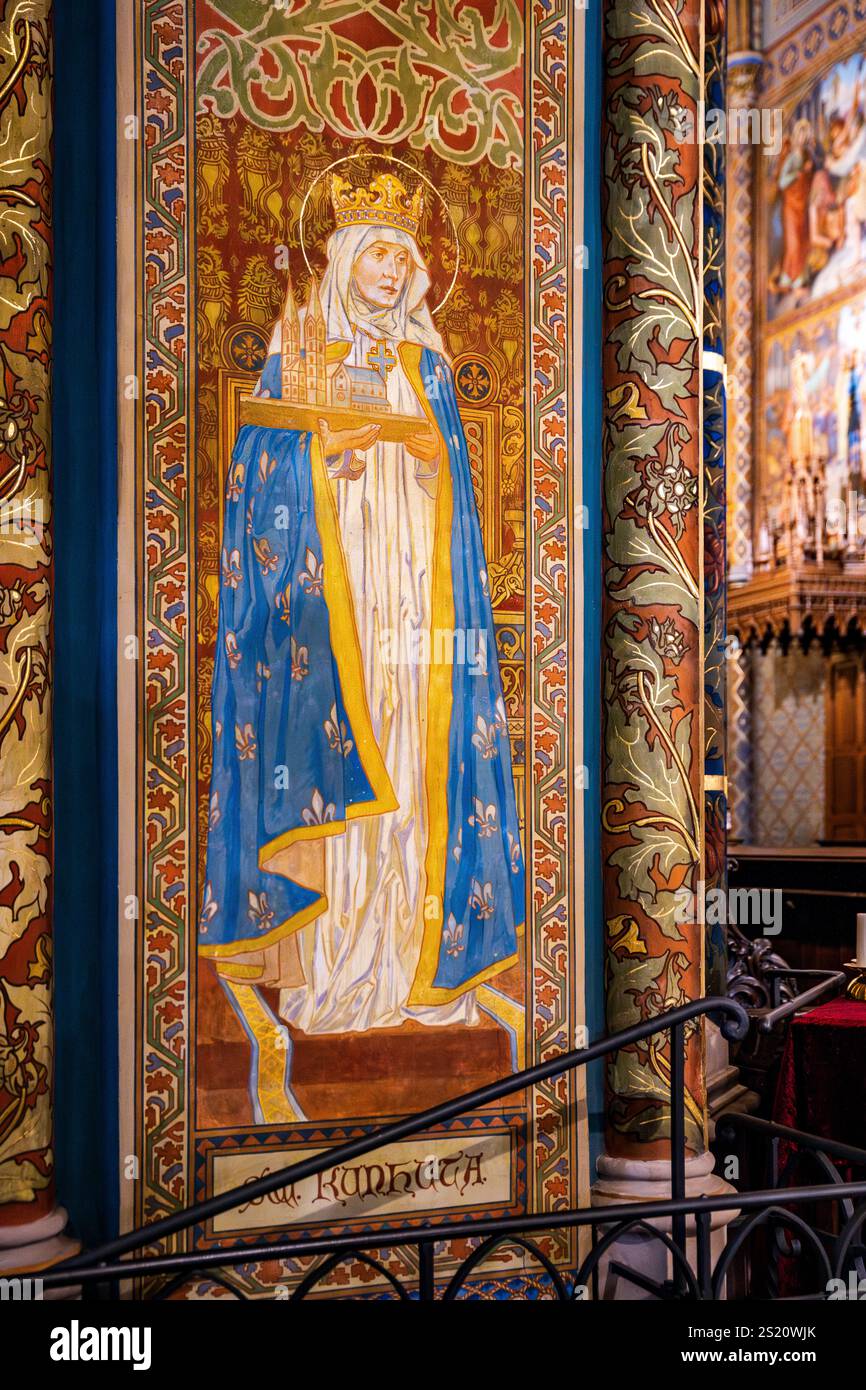 Fresques de style Art Nouveau déptiquant Sainte Ludmila sur une colonne à l'intérieur de la basilique néo-gothique de nouveaux Pierre et Paul, à Vyšehrad, Prague, Tchéquie Banque D'Images