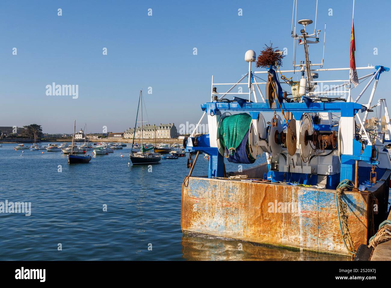 Poupe rouillée de bateau de pêche dans le port, Barfleur, Manche, Normandie, France Banque D'Images