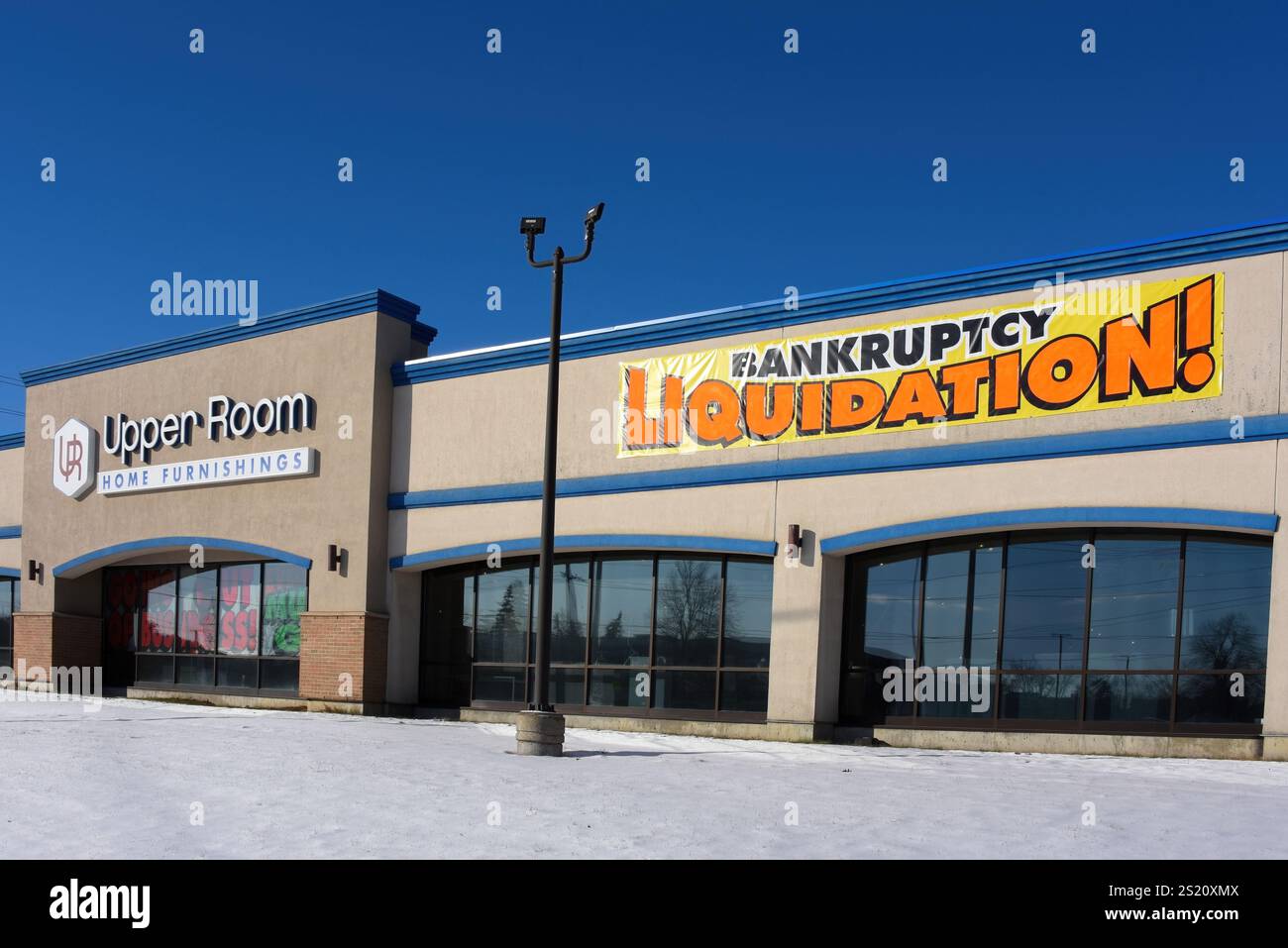 Ottawa, Canada - 5 janvier 2025 : panneau annonçant la vente de faillite au magasin Upper Room Furniture sur Hunt Club Road. La société a déposé faillite en Banque D'Images