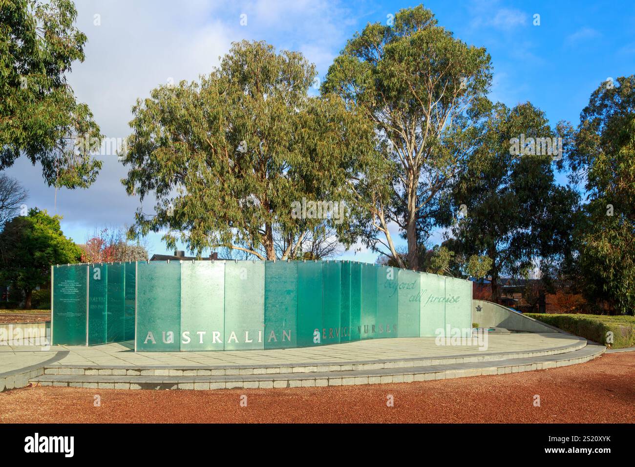 L'Australian Service Nurses National Memorial, Canberra, Australie, un monument en verre gravé dédié aux infirmières qui ont servi dans les zones de guerre Banque D'Images