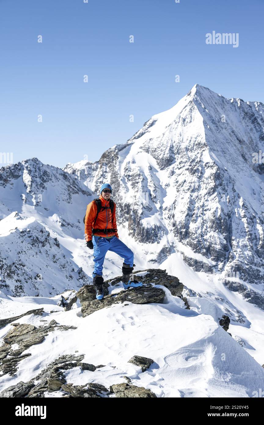 Randonneurs de ski à pied, panorama de montagne avec paysage de montagne enneigé en hiver, vue sur le sommet de la montagne Koenigsspitze, sommet de Madritschspitze Banque D'Images