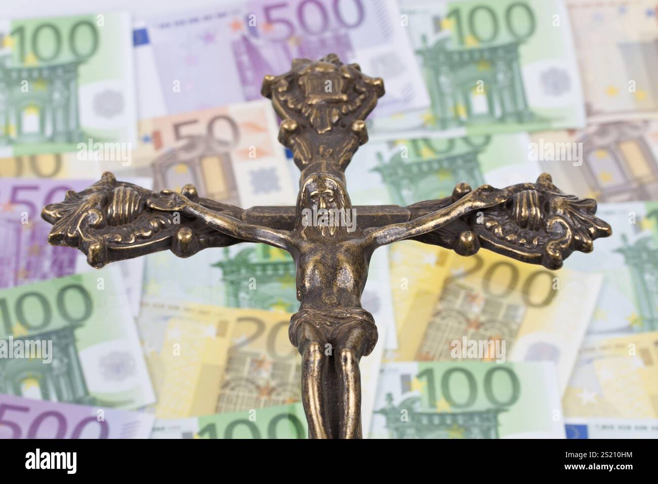 Beaucoup de billets en euros avec une croix Autriche Banque D'Images