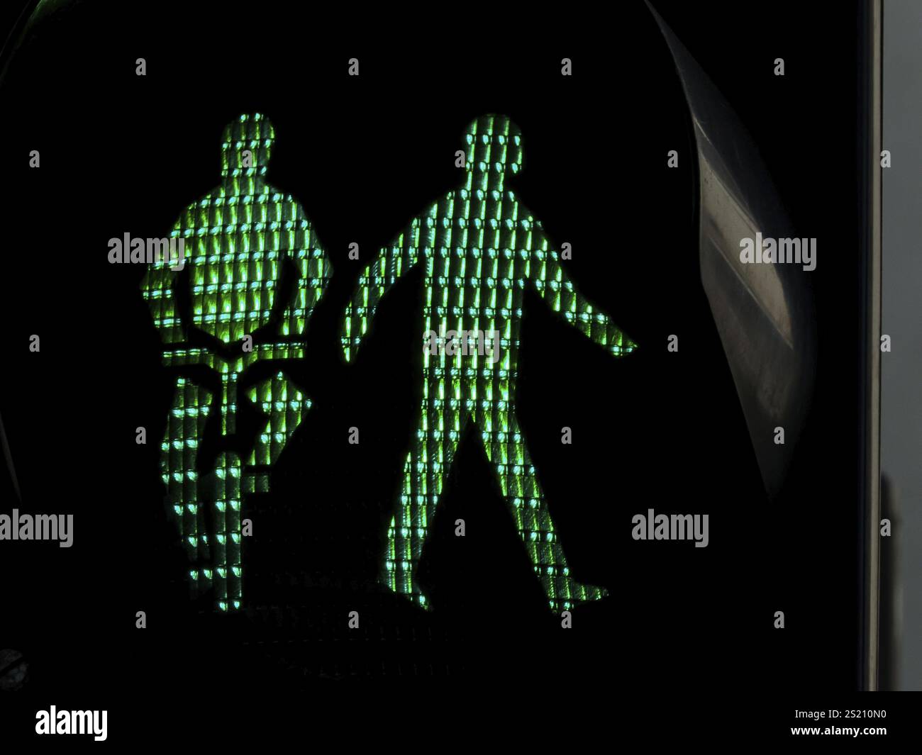 Feux de circulation pour piétons et cyclistes sur une chaussée ou une piste cyclable. Feu vert Autriche Banque D'Images