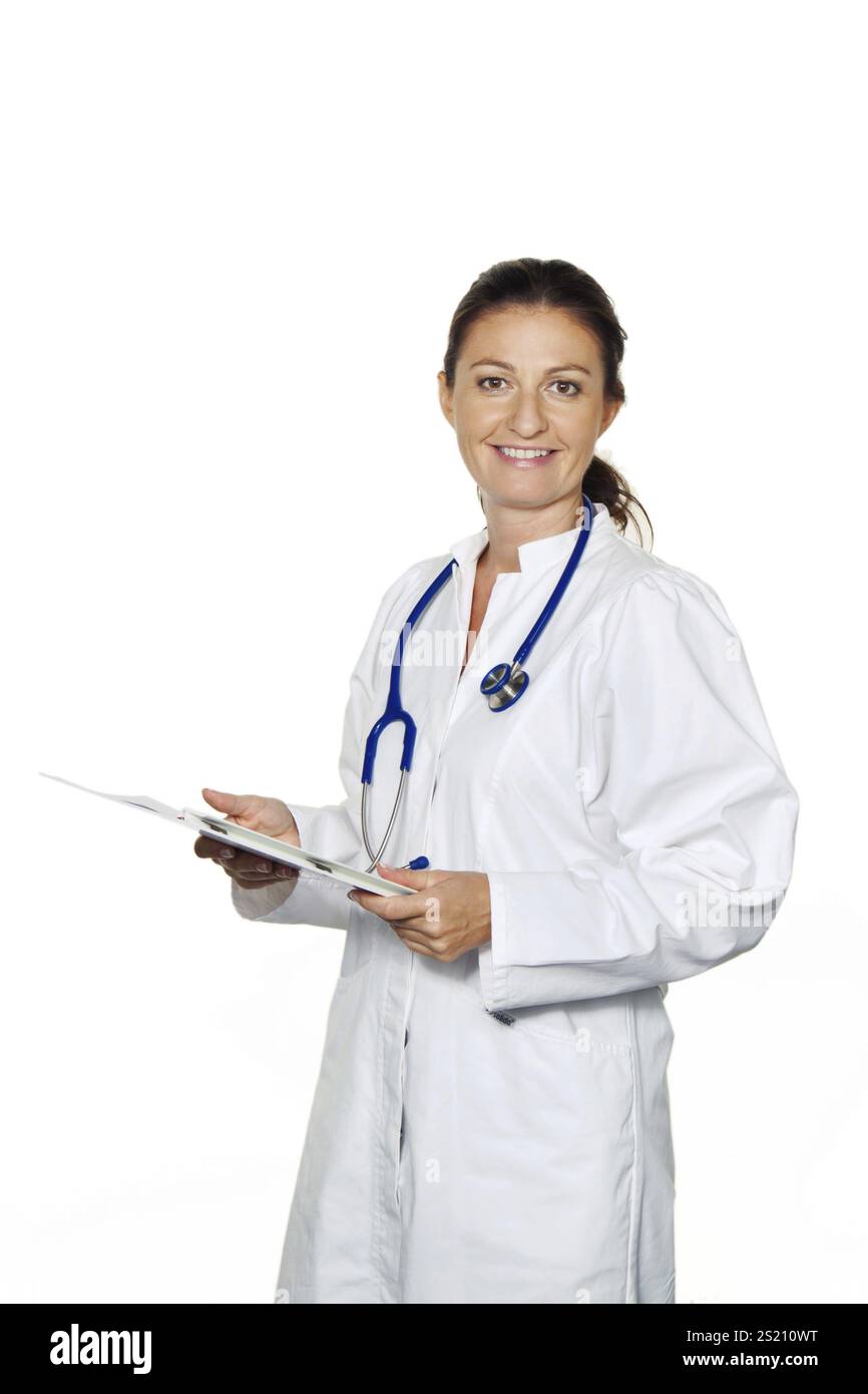 Jeune médecin dans sa pratique médicale lit une lettre ou des conclusions Autriche Banque D'Images