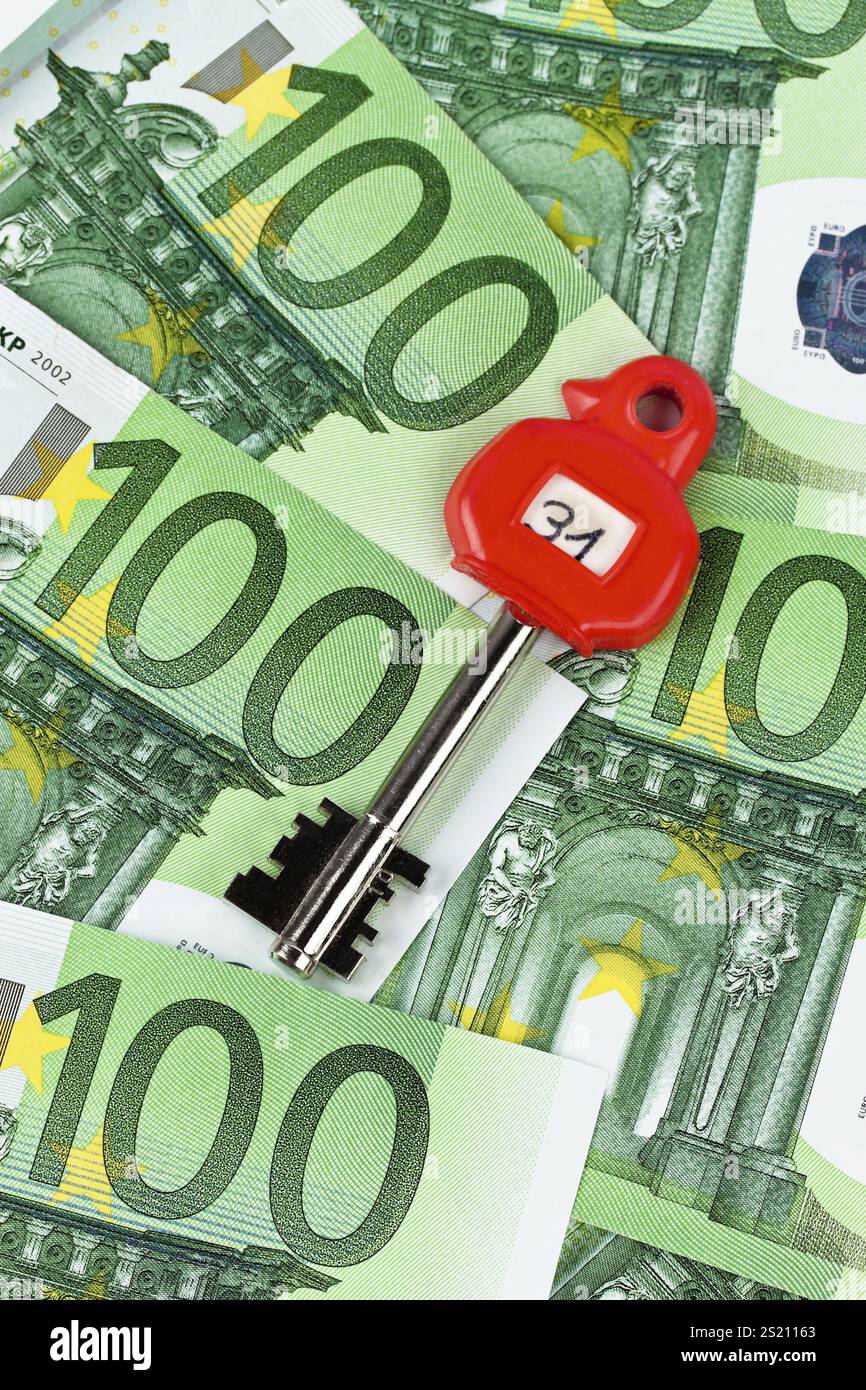 Beaucoup de billets en euros dans le coffre-fort. Safe Bowl repose sur les billets de banque Autriche Banque D'Images