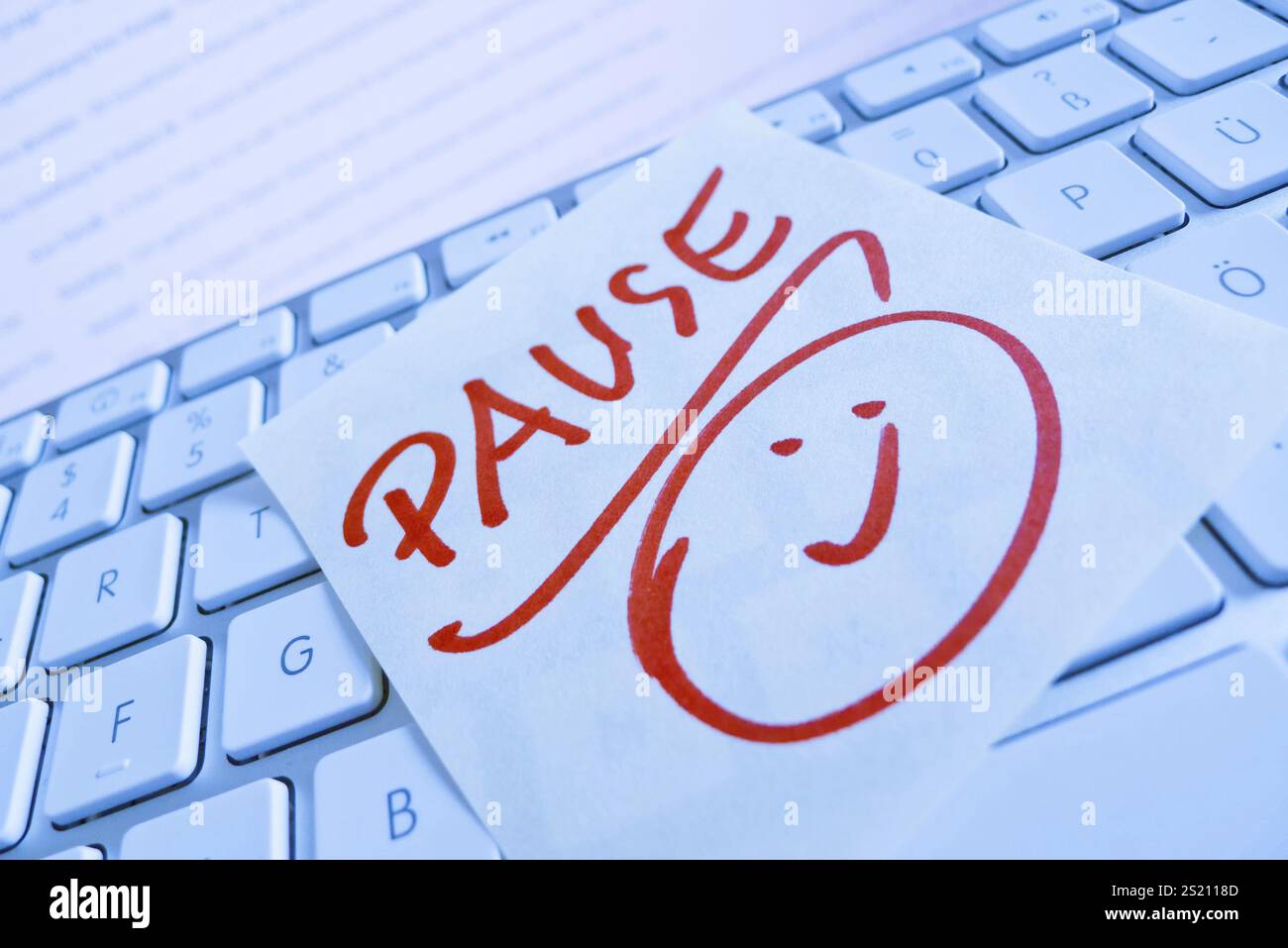 Une note sur le clavier d'un ordinateur pour rappel : pause Autriche Banque D'Images