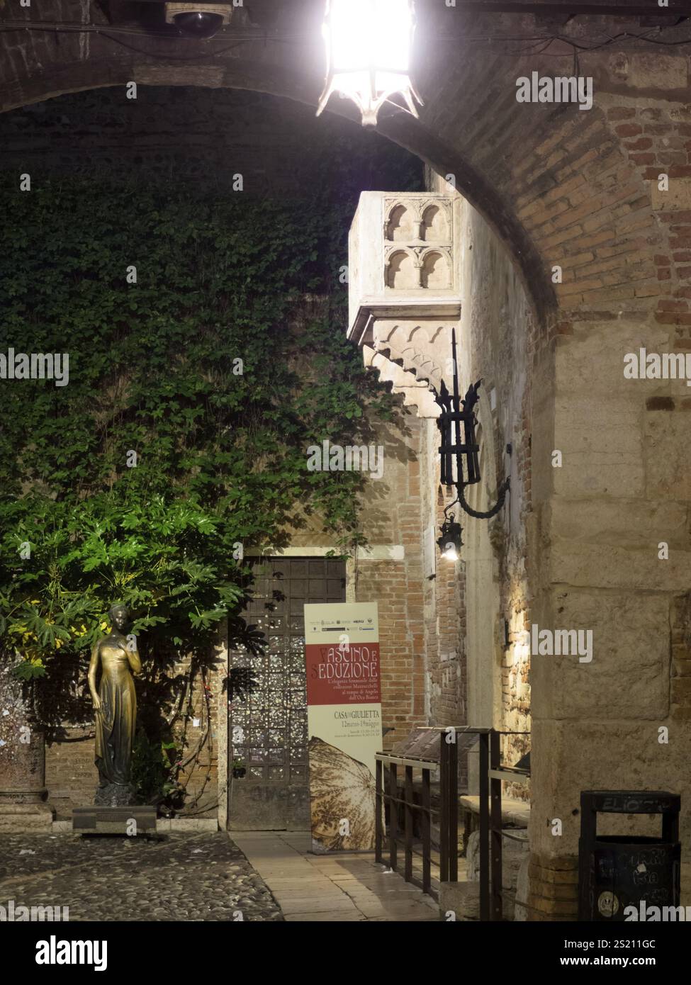 La ville de Vérone en Italie de nuit. Balcon de Roméo et Juliette Autriche Banque D'Images