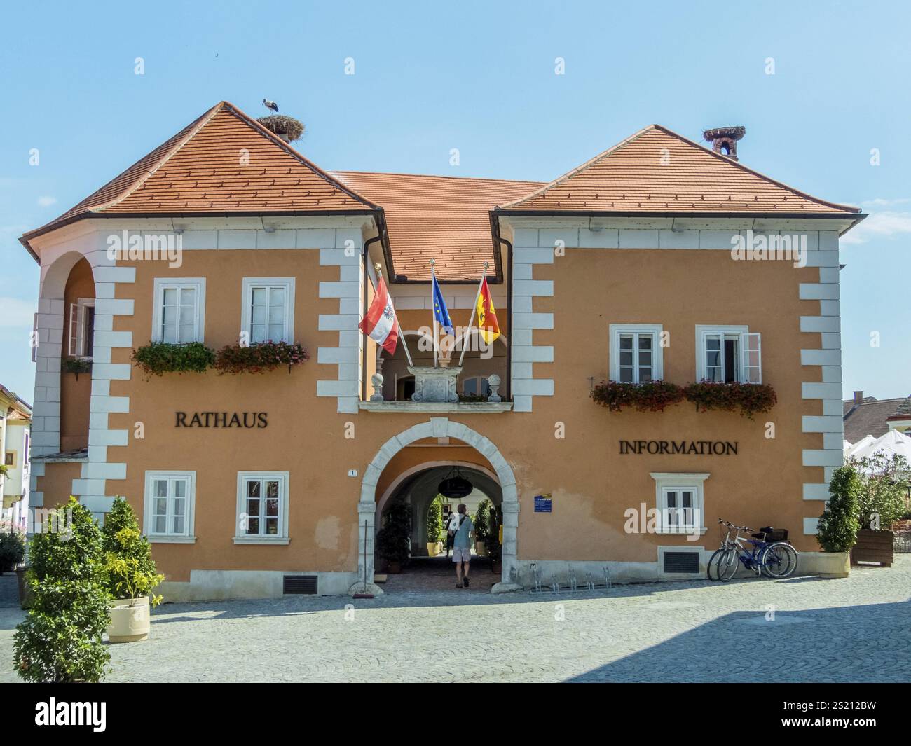 Une mairie en Autriche avec le drapeau autrichien Autriche Banque D'Images