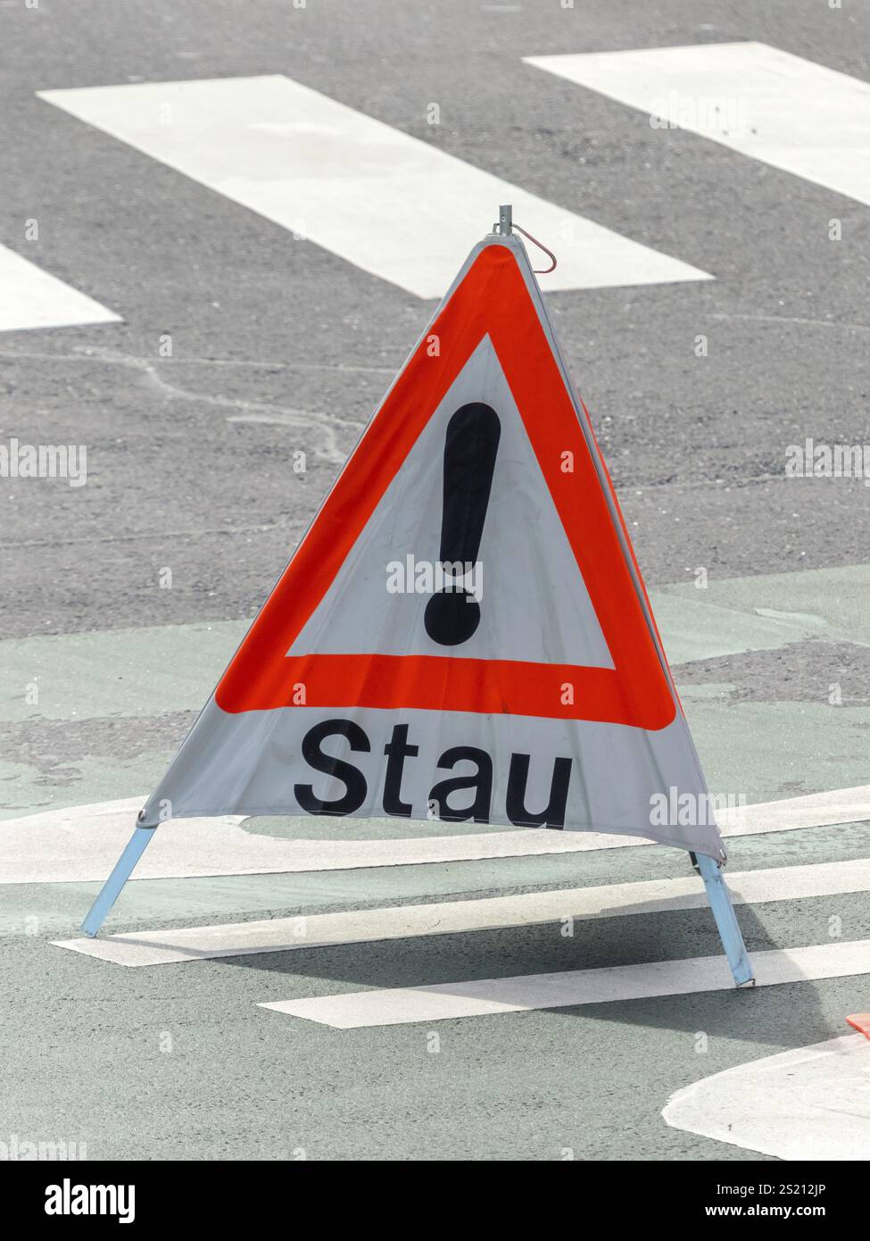 Un panneau sur une route avertit d'un embouteillage en Autriche Banque D'Images Un panneau sur une route avertit d'un embouteillage en Autriche Banque D'Images