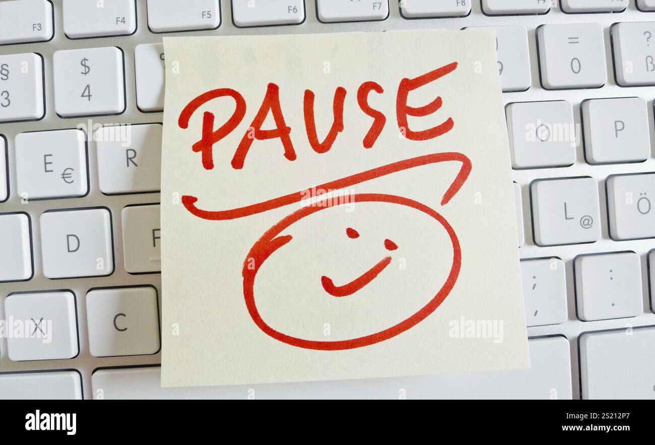 Une note sur le clavier d'un ordinateur pour rappel : pause Autriche Banque D'Images