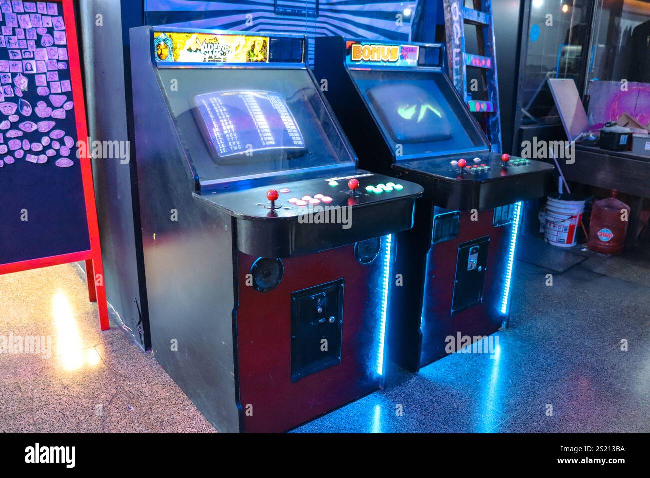 Jeux d'arcade dans la galerie Bond Street de Buenos Aires avec des néons de style bidonville à prédominance sombre Banque D'Images