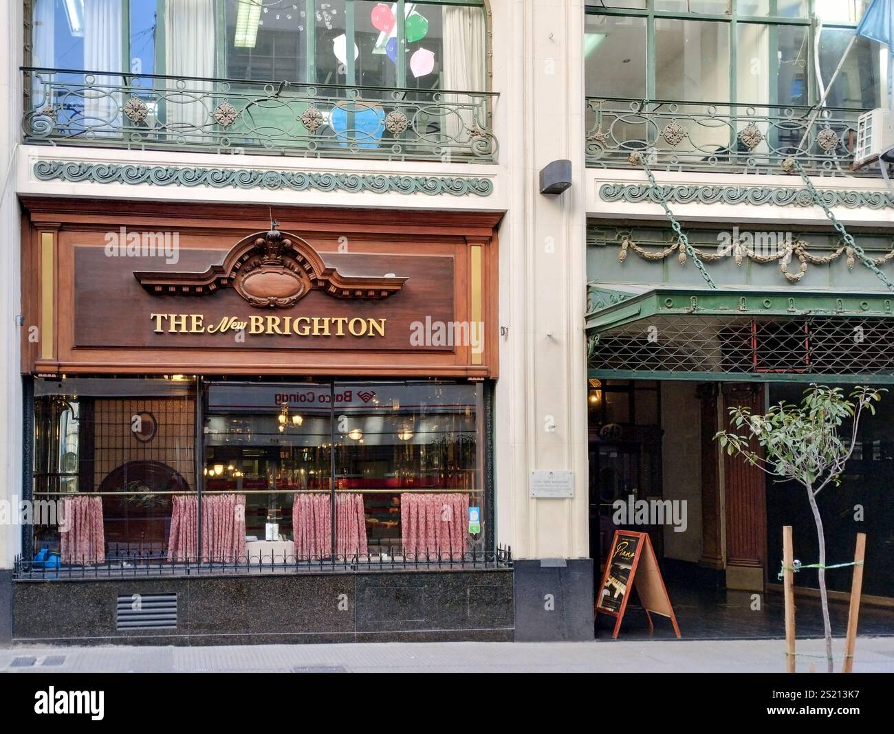 Façade du remarquable bar The New Brighton à Buenos Aires, l'un des plus beaux bars au style anglais Banque D'Images